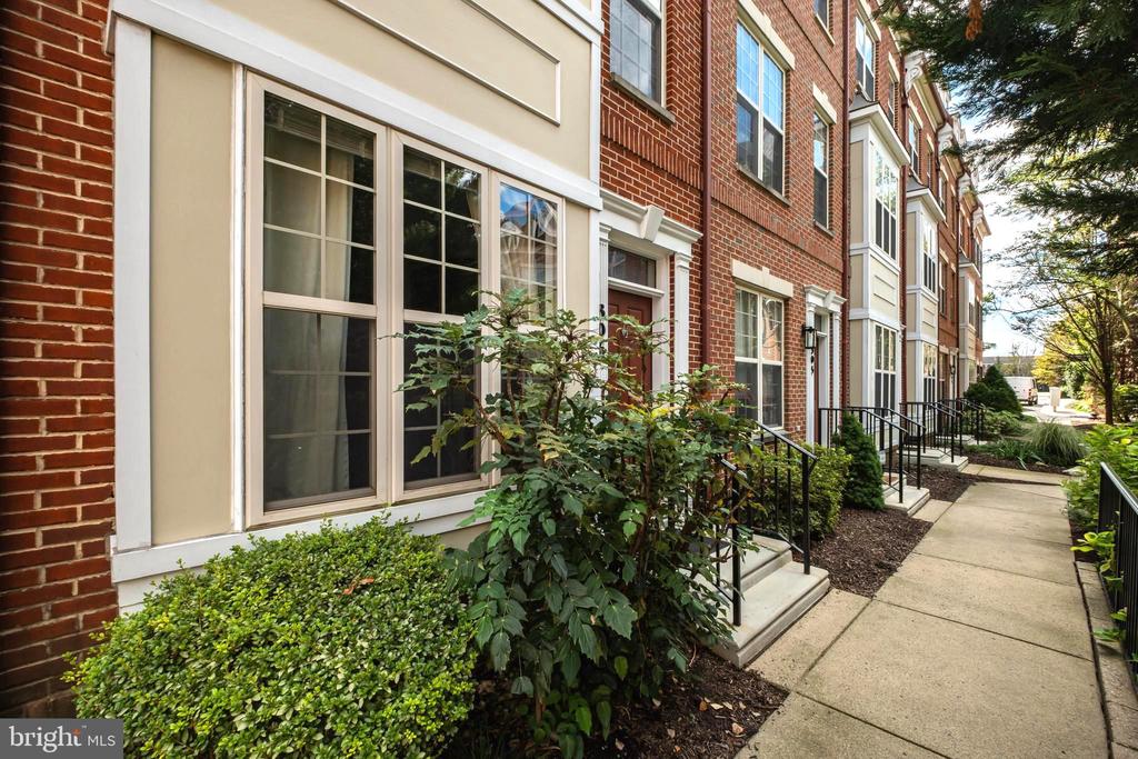 306 GOVERNORS COURT