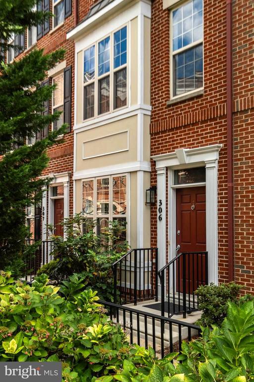 306 GOVERNORS COURT