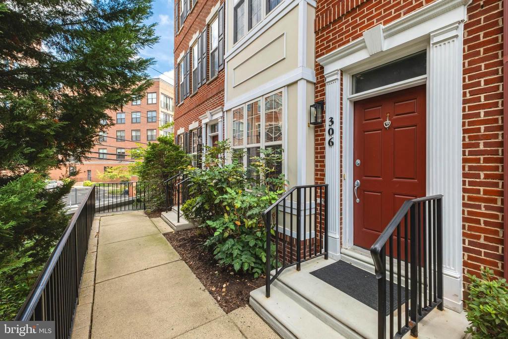 306 GOVERNORS COURT