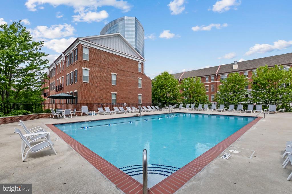 306 GOVERNORS COURT