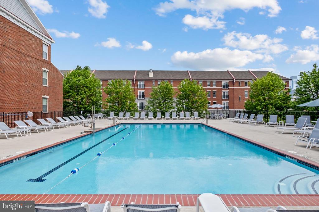 306 GOVERNORS COURT