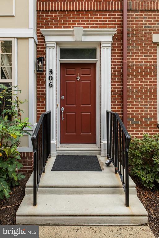 306 GOVERNORS COURT