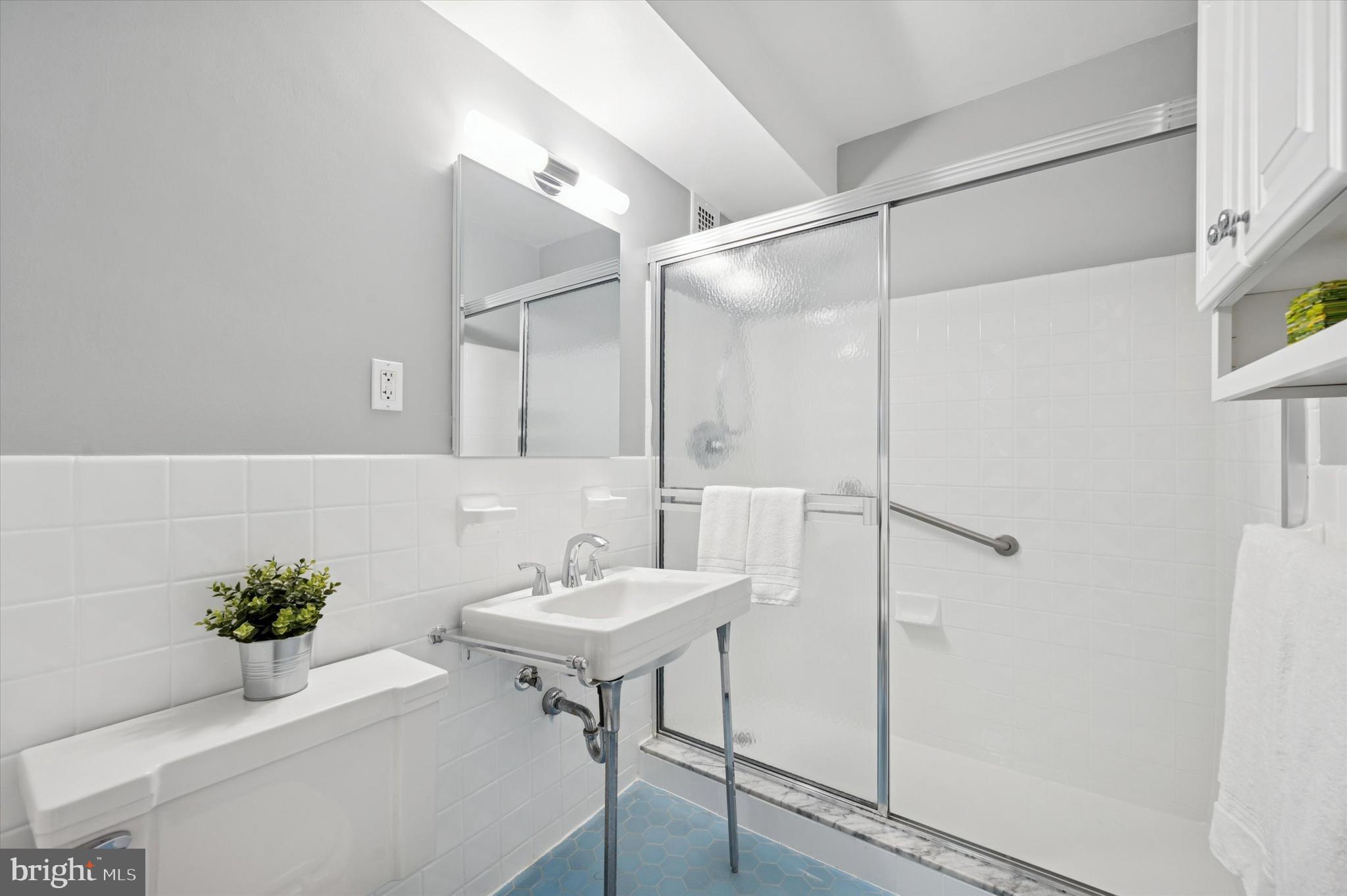 220 W RITTENHOUSE SQUARE 6F