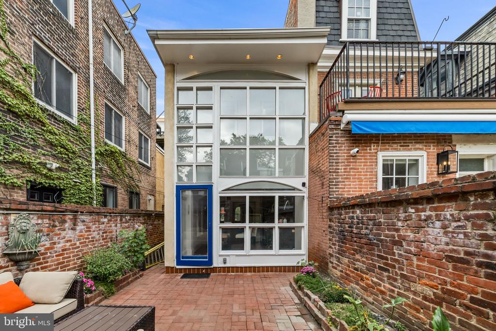2222 LOCUST STREET