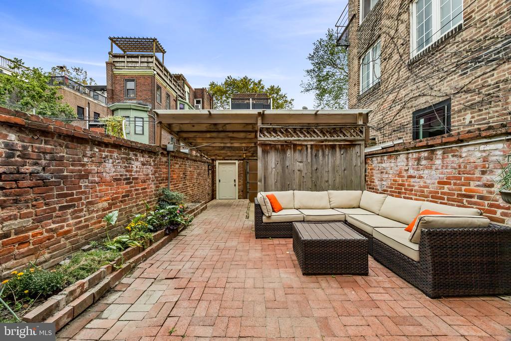 2222 LOCUST STREET