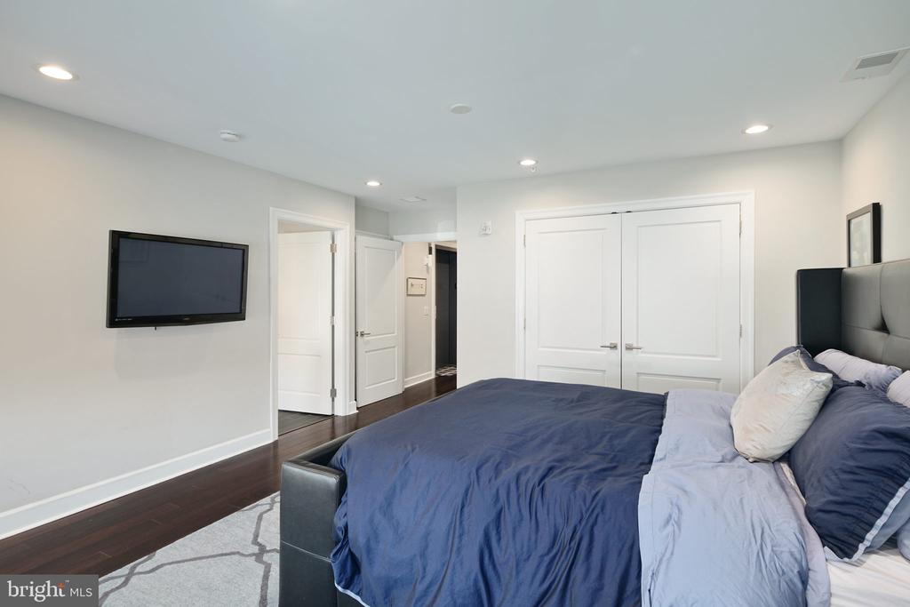 1910 SPRING GARDEN STREET Unit: 2
