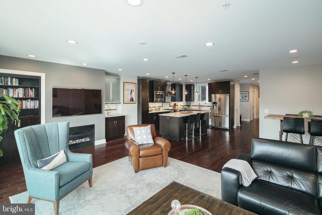 1910 SPRING GARDEN STREET Unit: 2