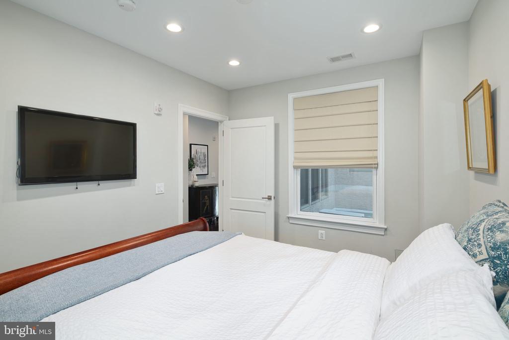 1910 SPRING GARDEN STREET Unit: 2