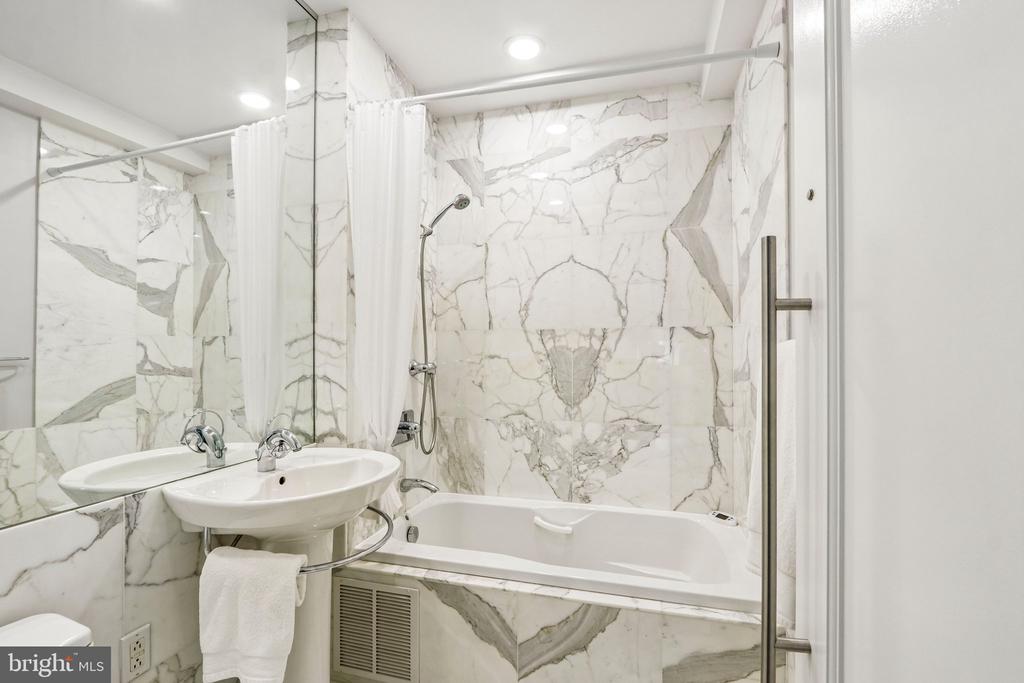 220 W RITTENHOUSE SQUARE Unit: 10C