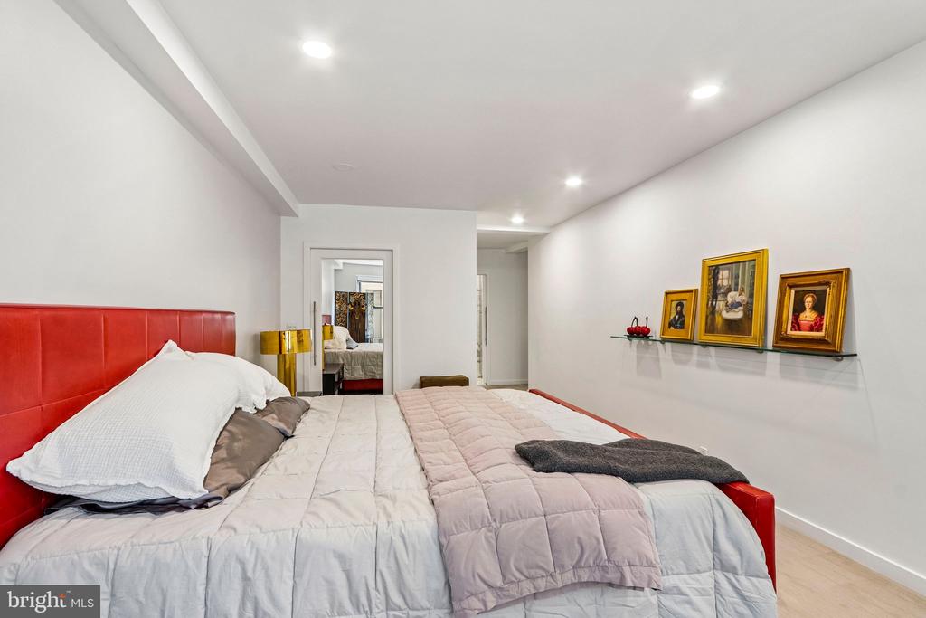 220 W RITTENHOUSE SQUARE Unit: 10C