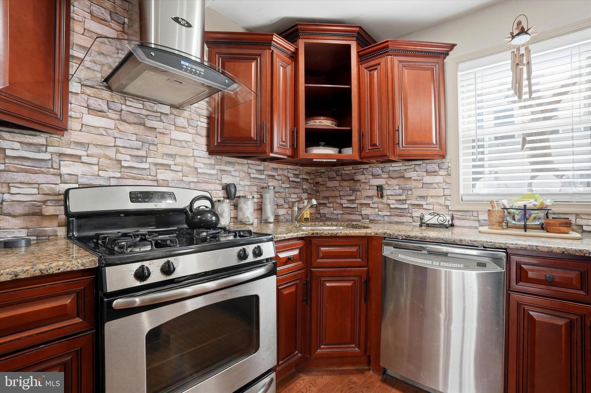 2114 MONTROSE STREET