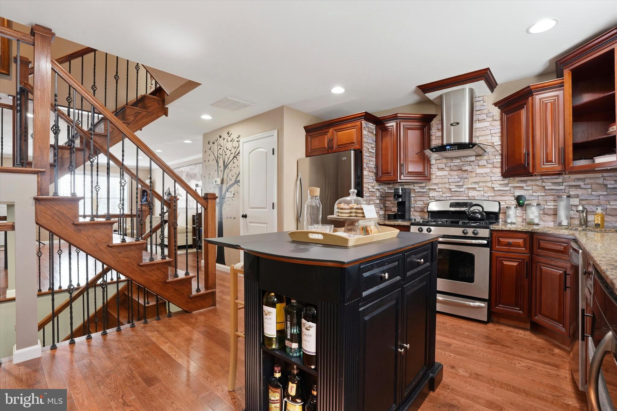 2114 MONTROSE STREET