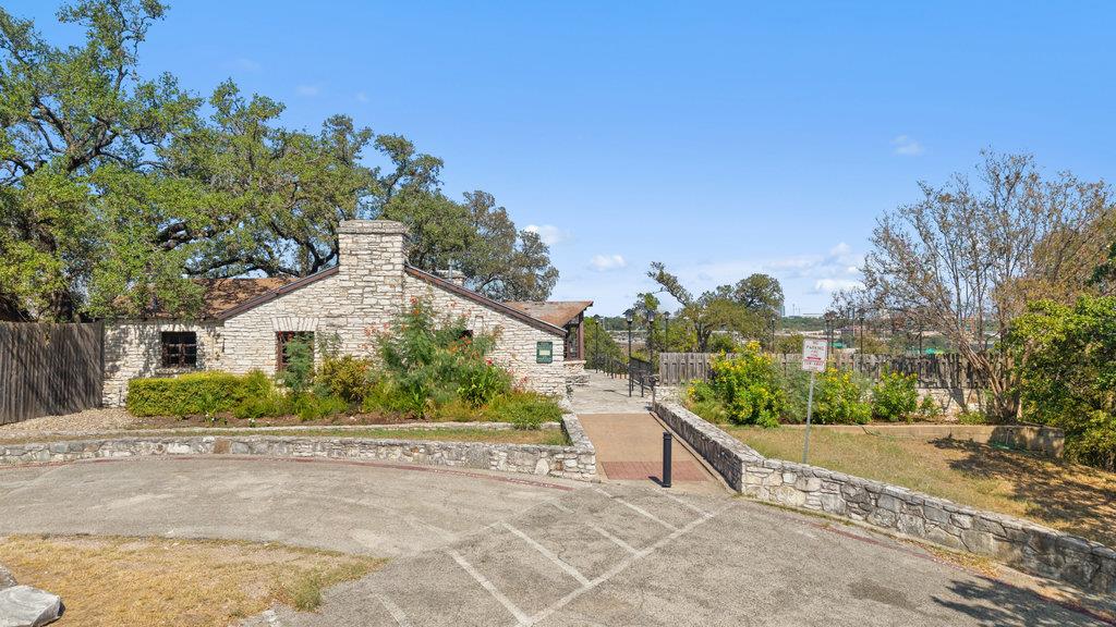 303 Ridgewood RD