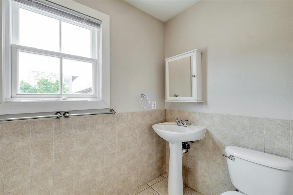 1105 W 40th ST