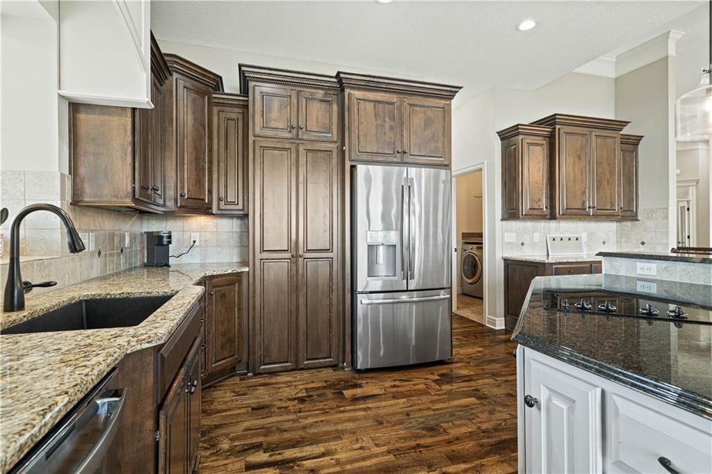 1202 Lakecrest Circle
