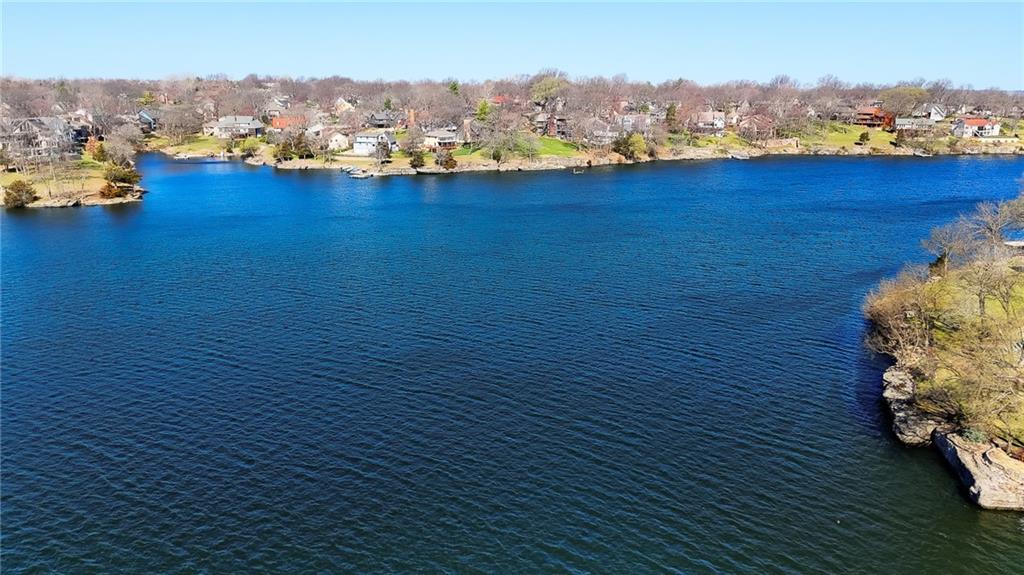 138 NE Edgewater Drive