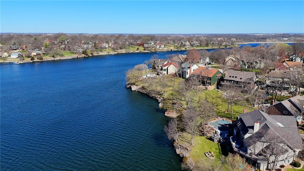 138 NE Edgewater Drive
