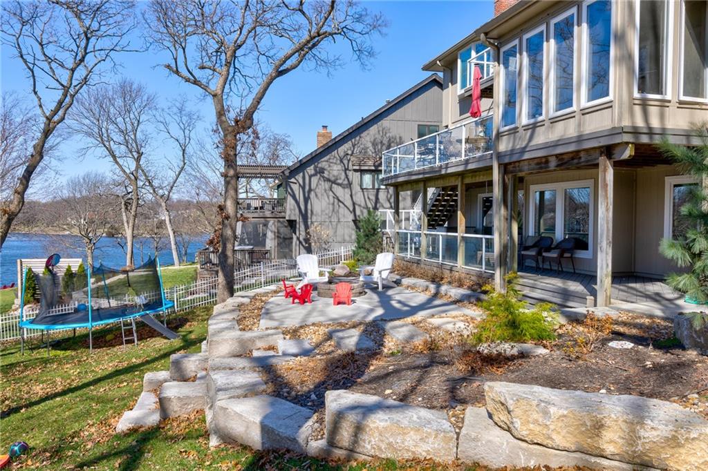 138 NE Edgewater Drive