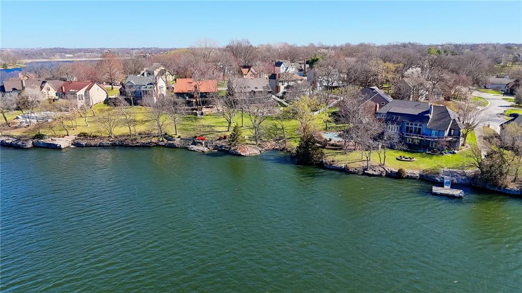138 NE Edgewater Drive