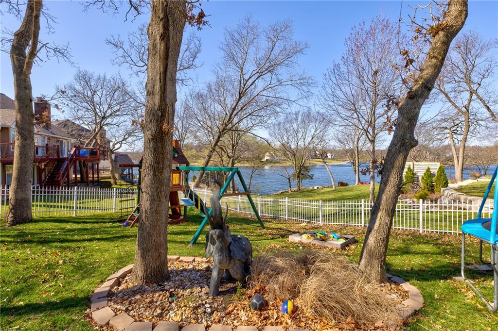 138 NE Edgewater Drive