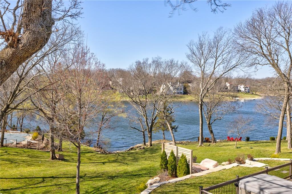 138 NE Edgewater Drive