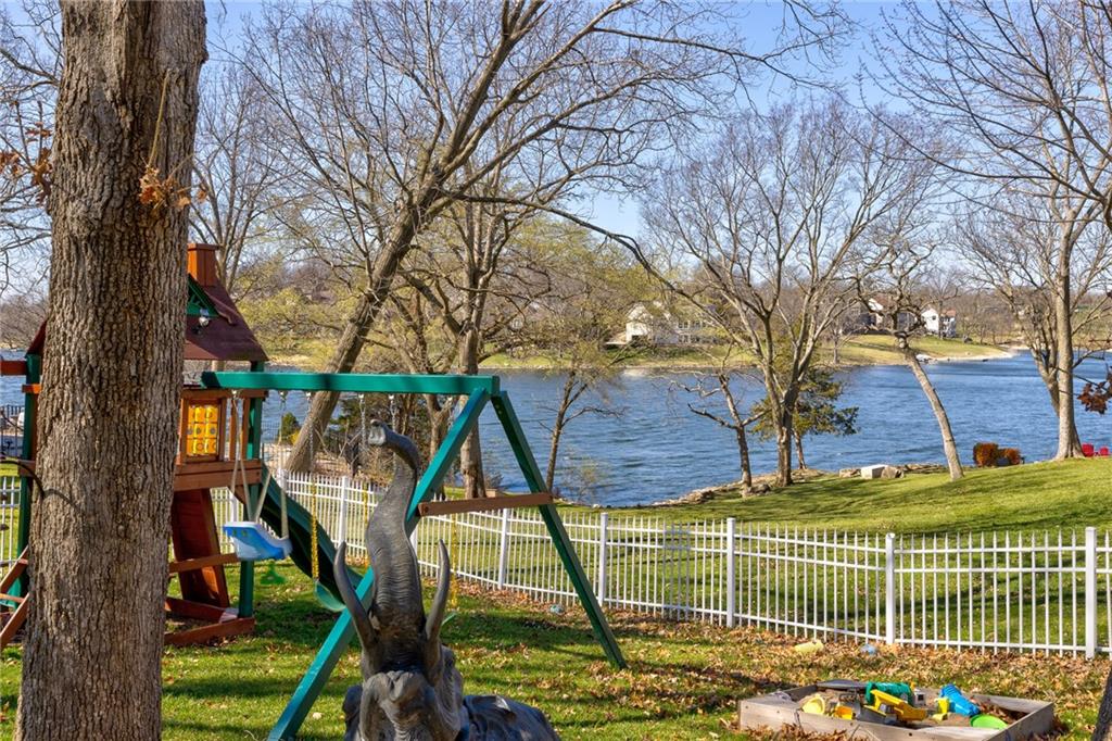 138 NE Edgewater Drive