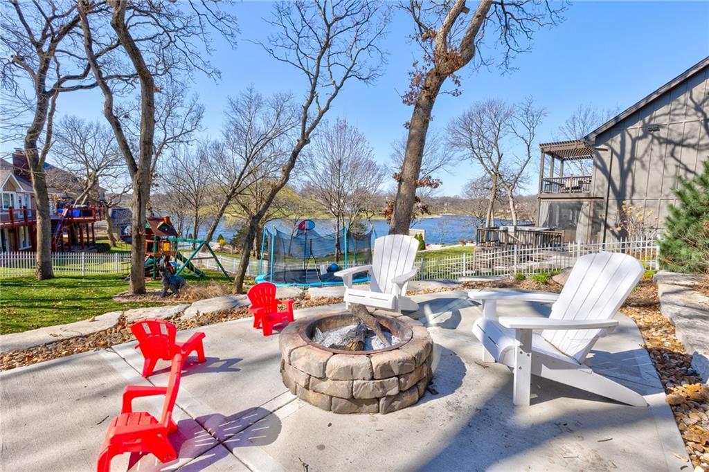 138 NE Edgewater Drive