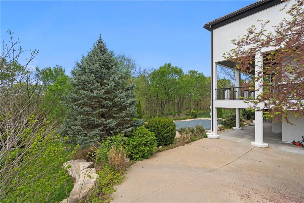 304 NW ROCKWOOD Court