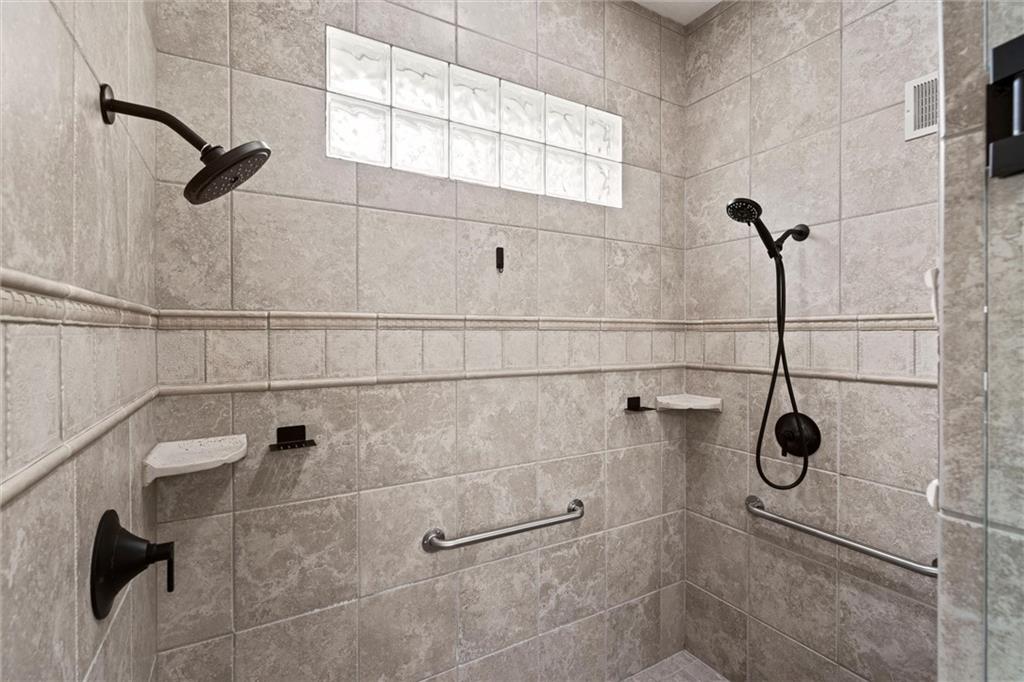 304 NW ROCKWOOD Court