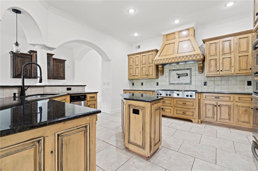 304 NW ROCKWOOD Court