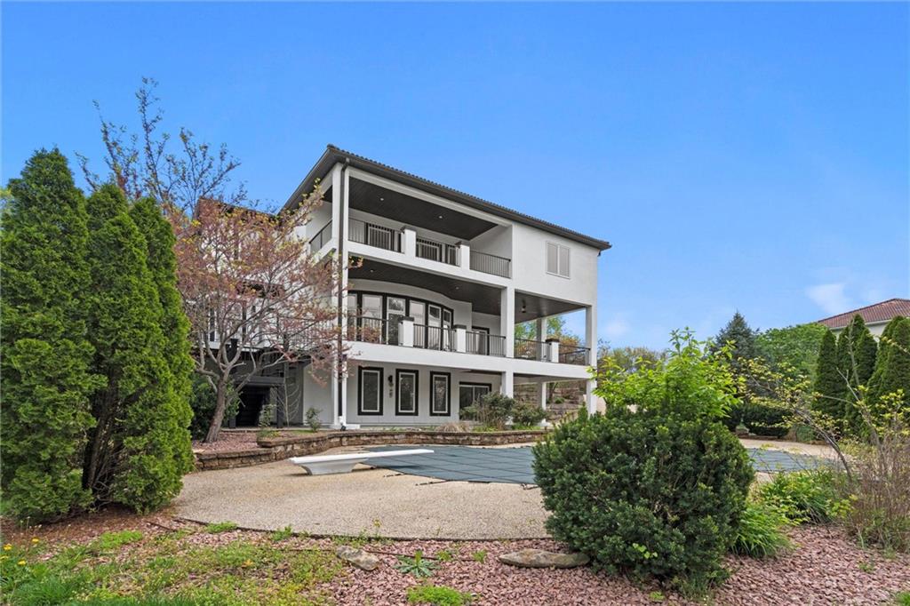 304 NW ROCKWOOD Court