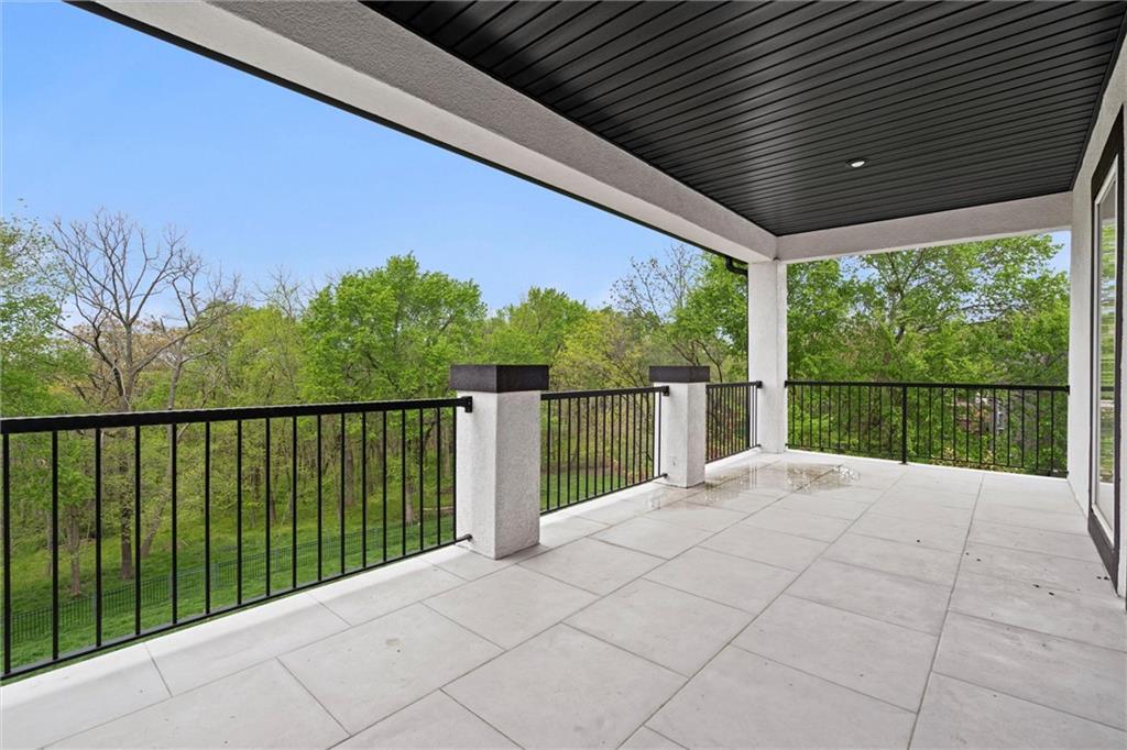 304 NW ROCKWOOD Court