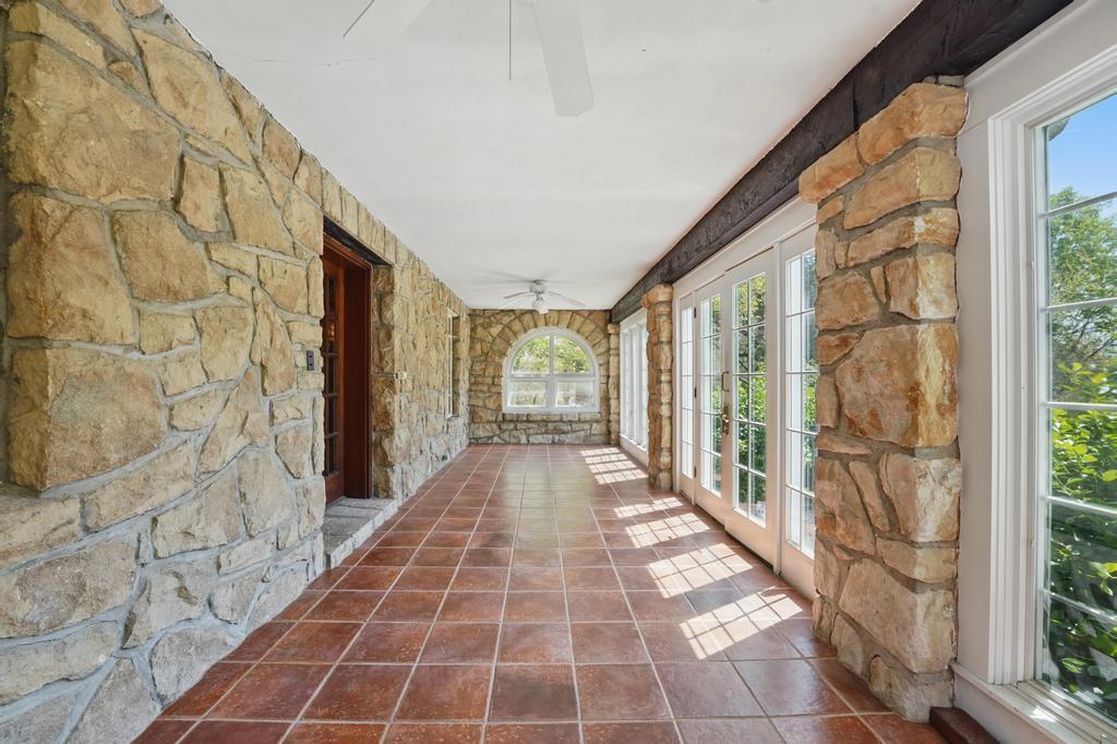 1548 NE Woods Chapel Road