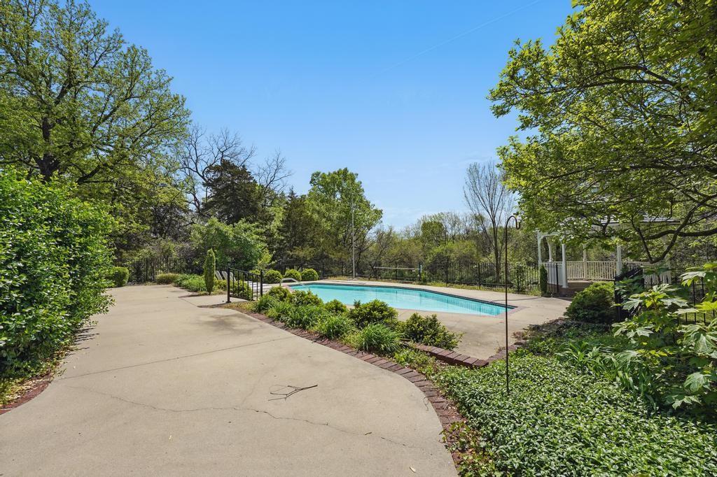 1548 NE Woods Chapel Road