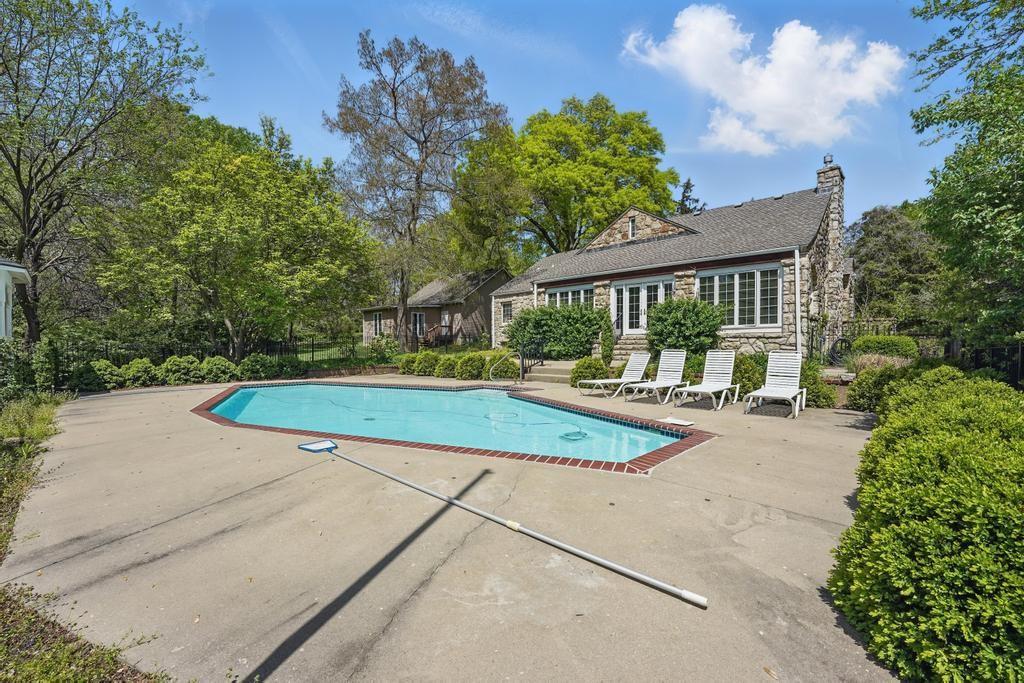 1548 NE Woods Chapel Road