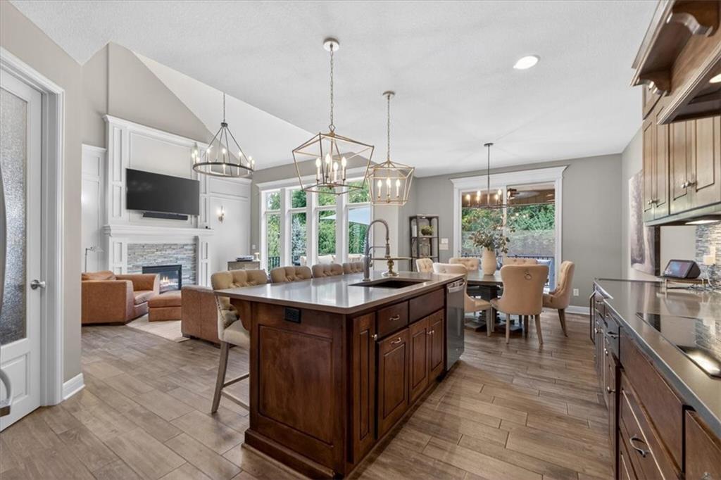 1301 NE TIMBERLINE Court