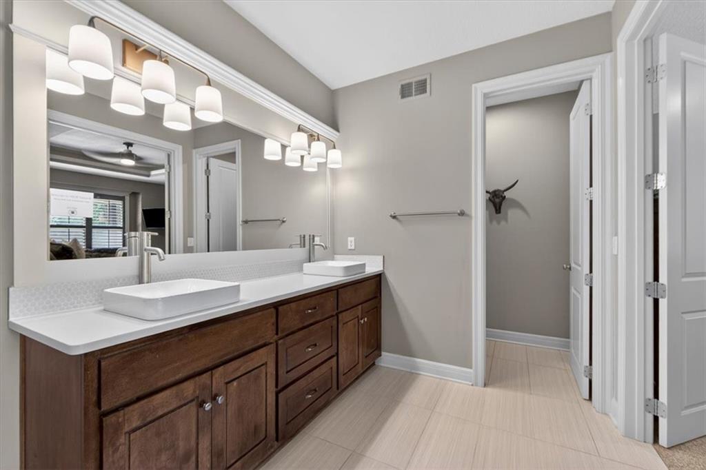 1301 NE TIMBERLINE Court