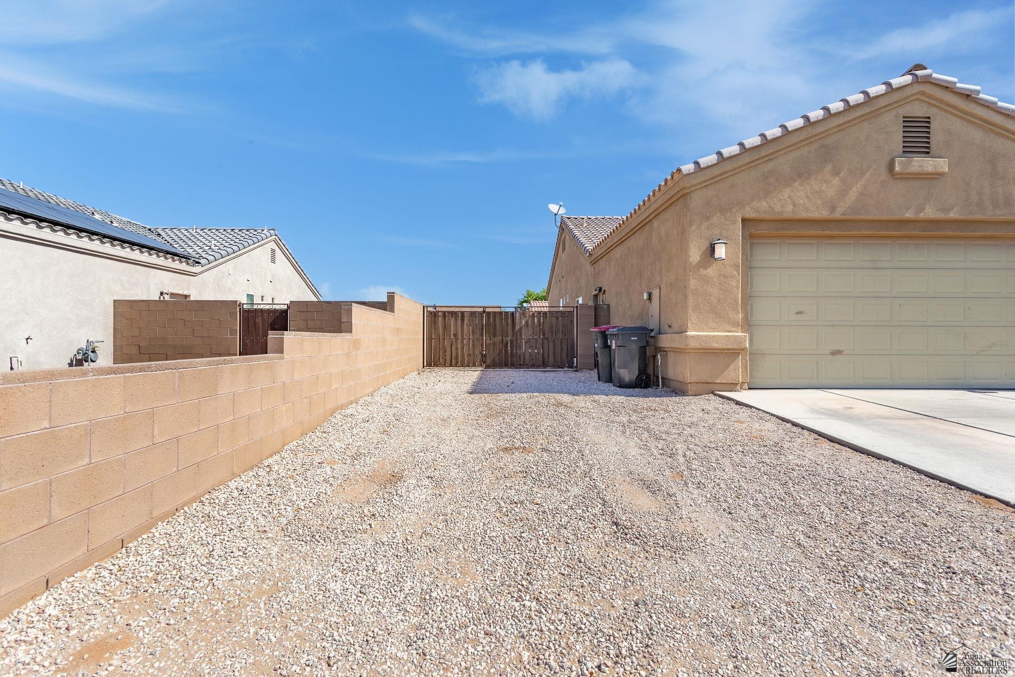 10174 E 38 Ln