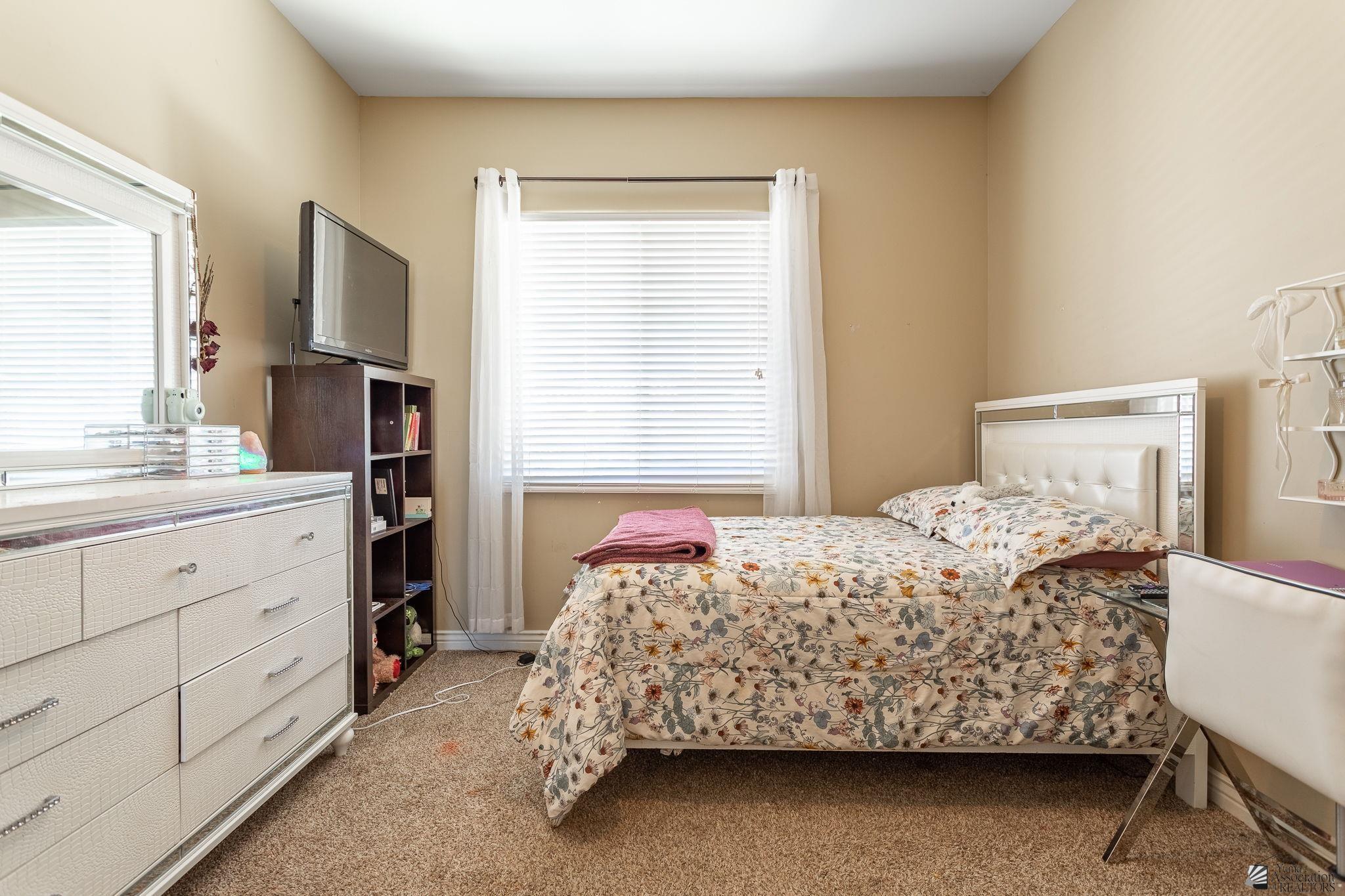 10174 E 38 Ln