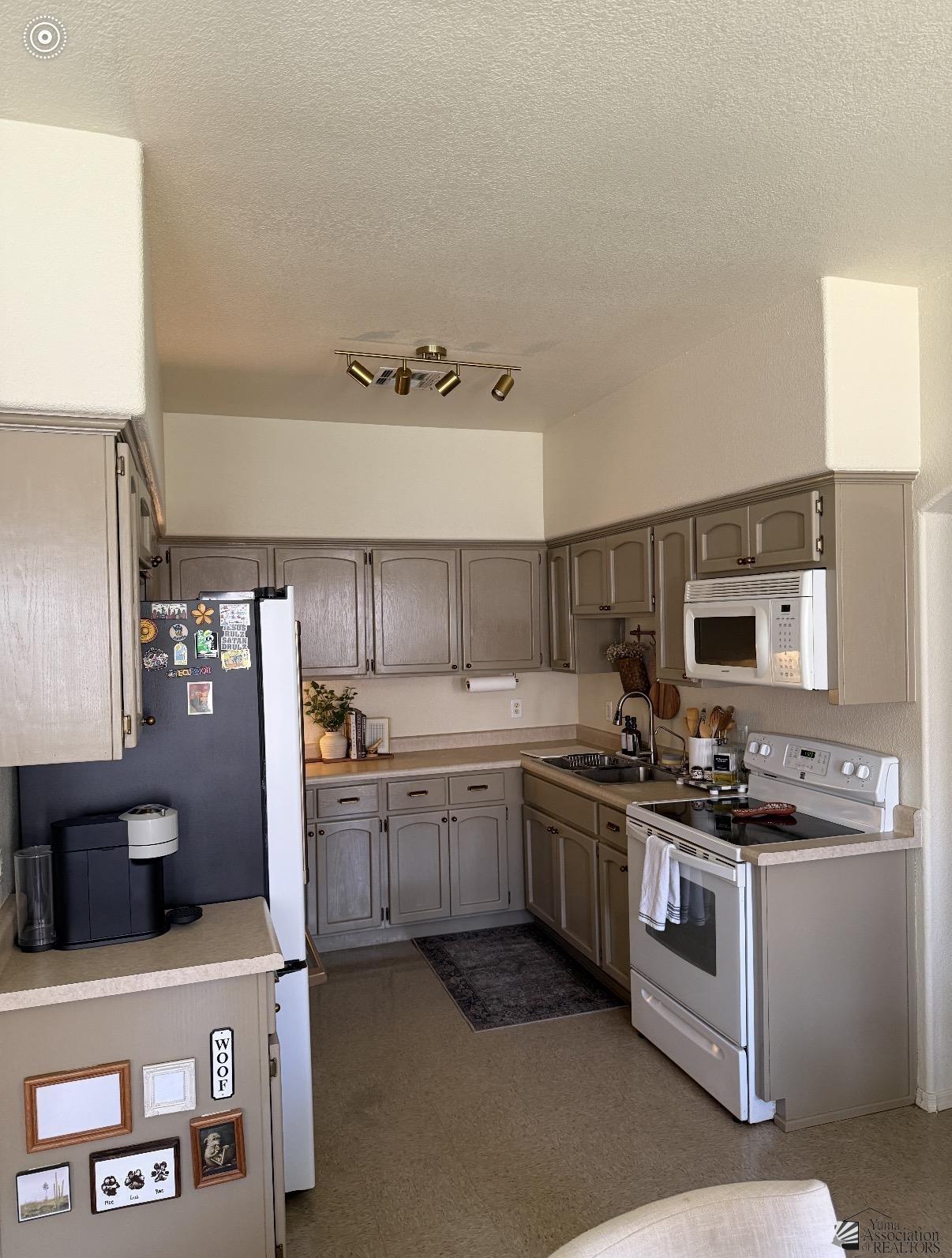 966 S 37 Ave