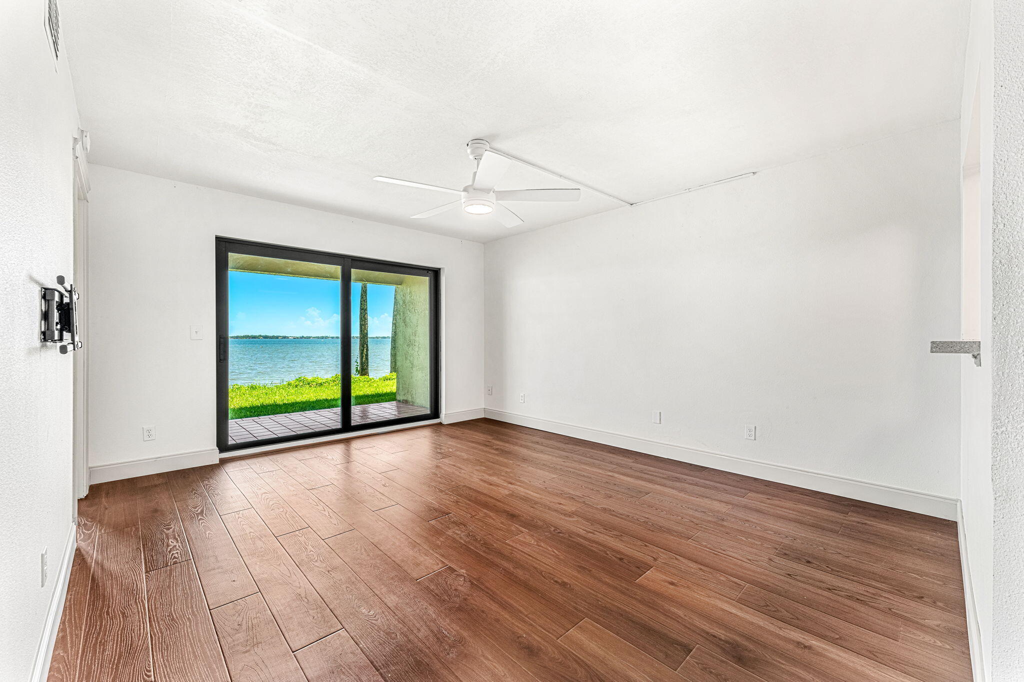 1480 Roosevelt Avenue, 104