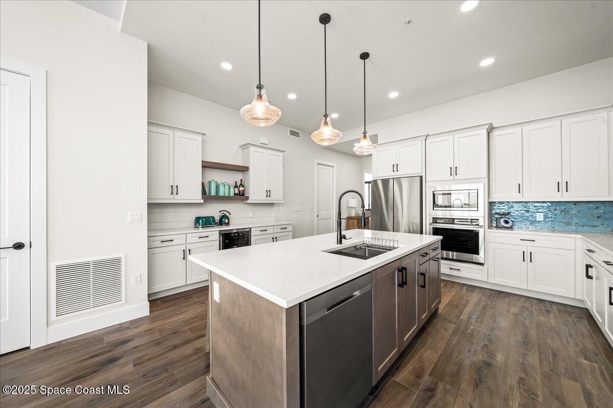 225 Strand Drive, 401