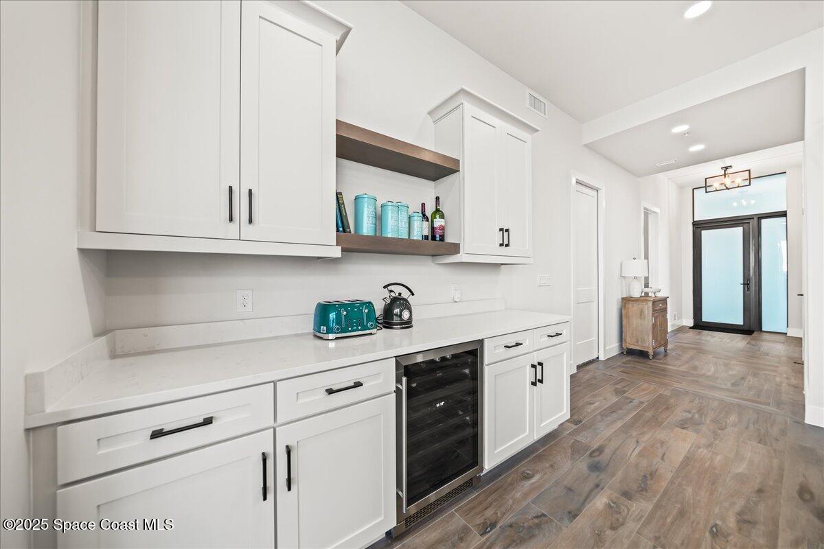 225 Strand Drive, 401
