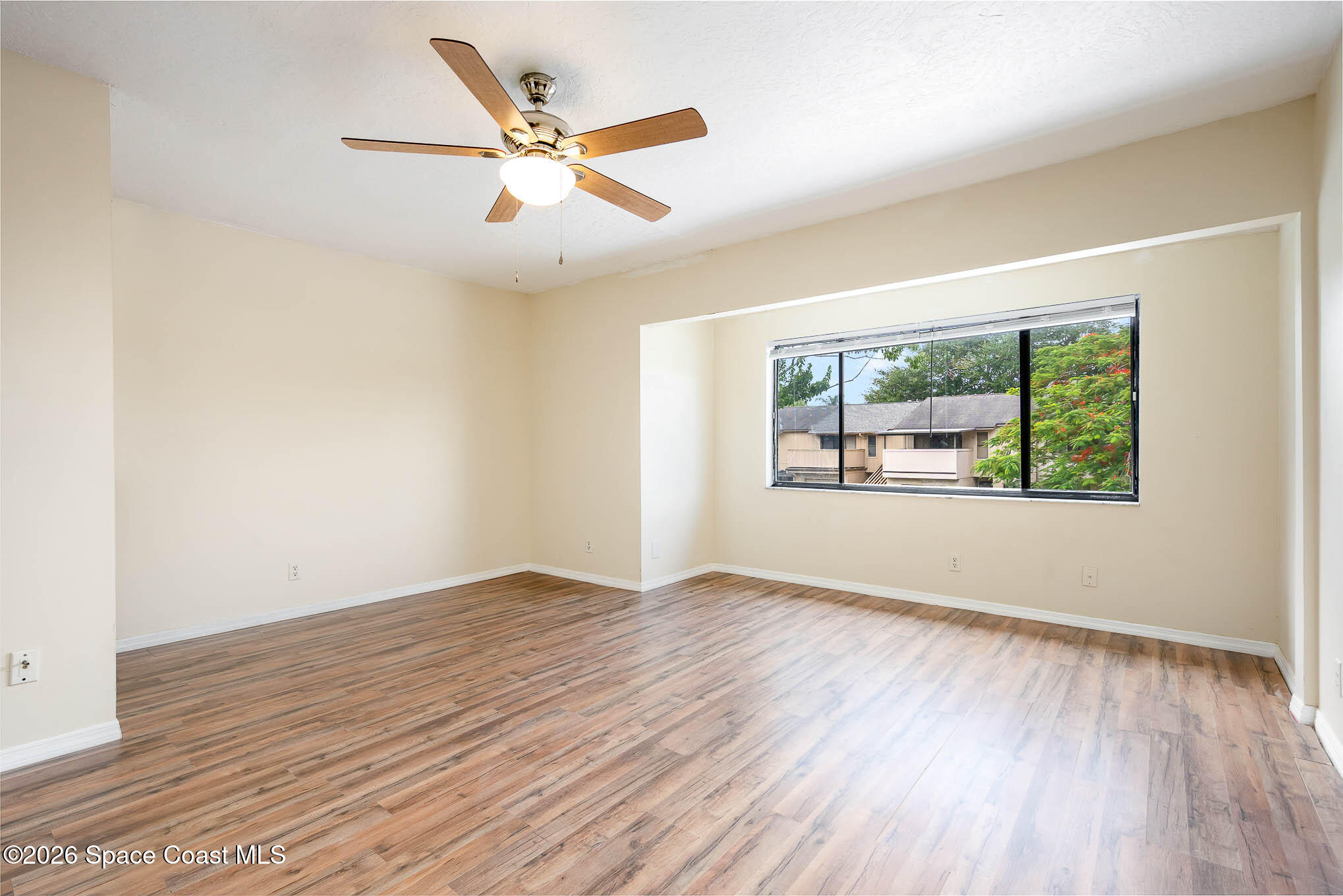 1911 Cashew Courtway