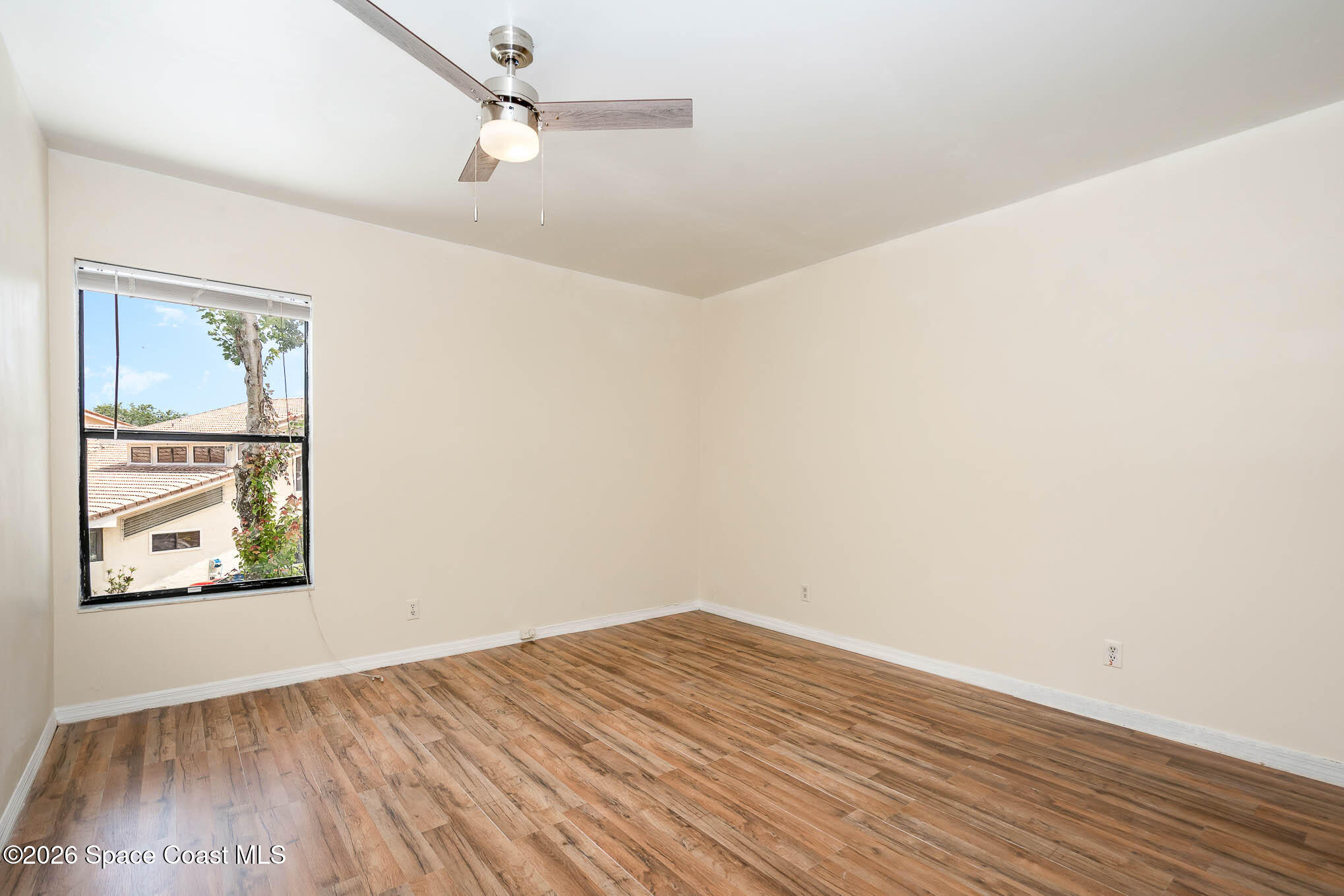 1911 Cashew Courtway