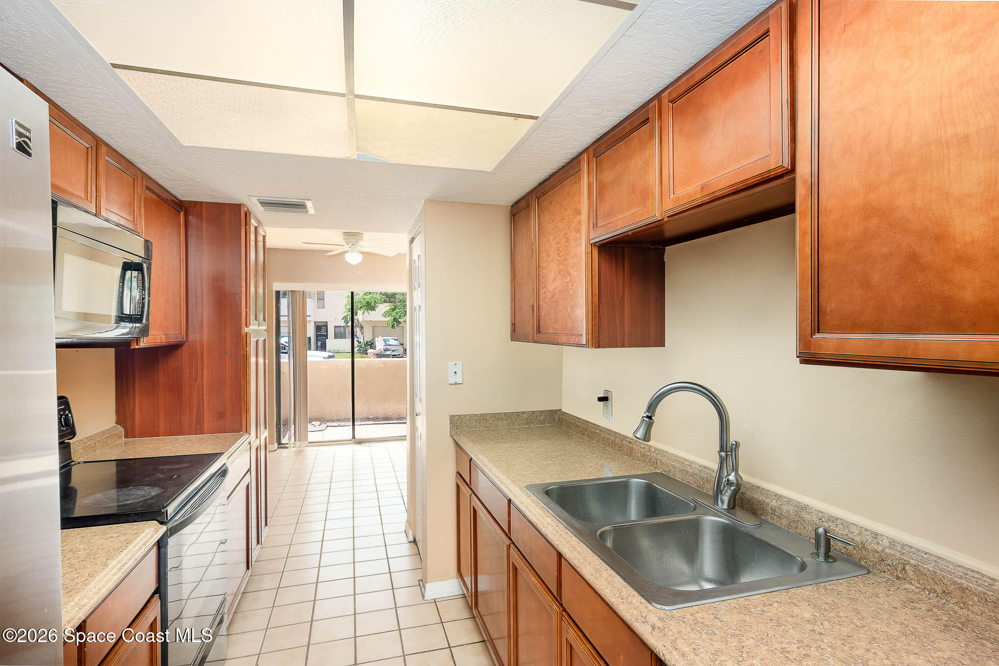 1911 Cashew Courtway