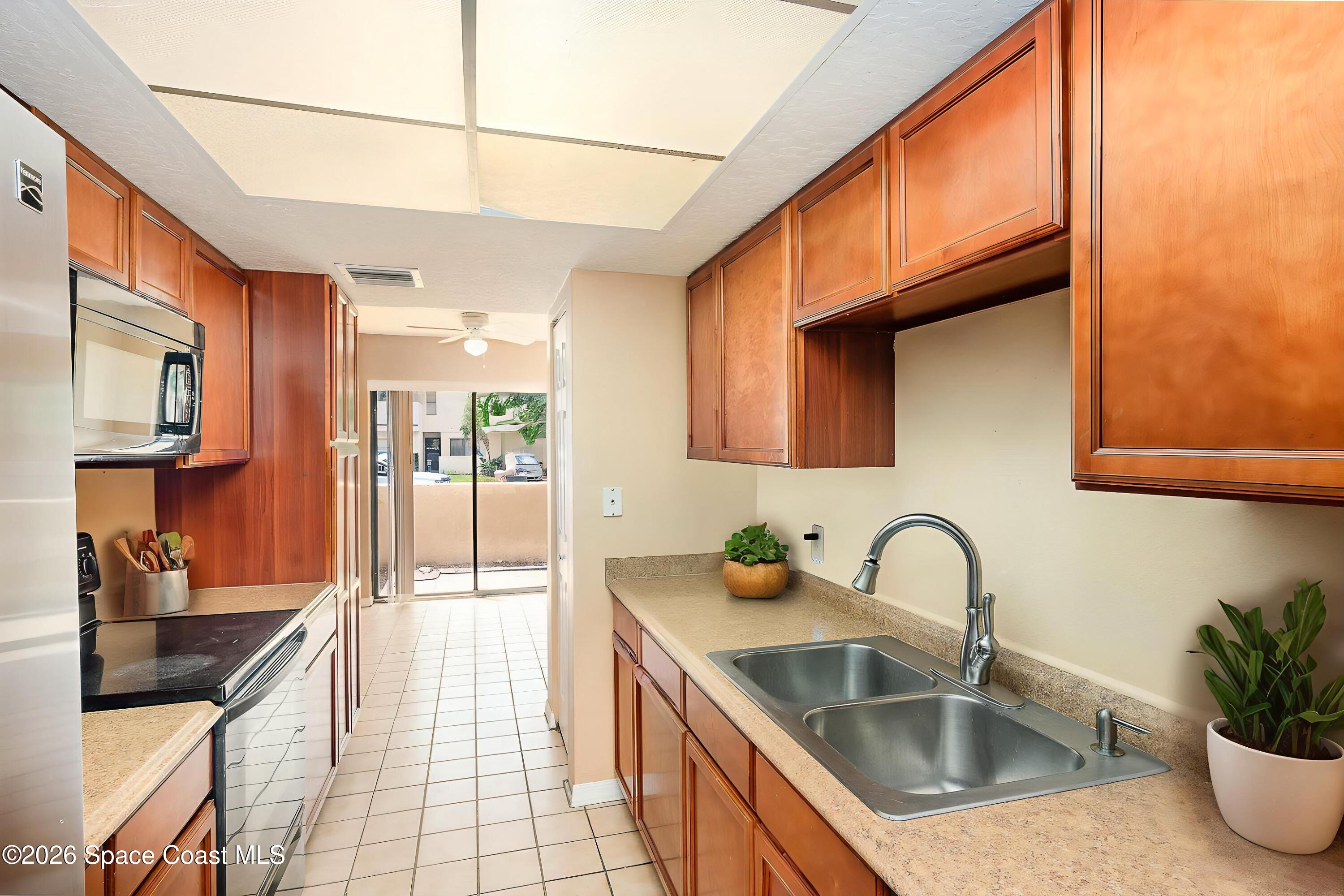 1911 Cashew Courtway