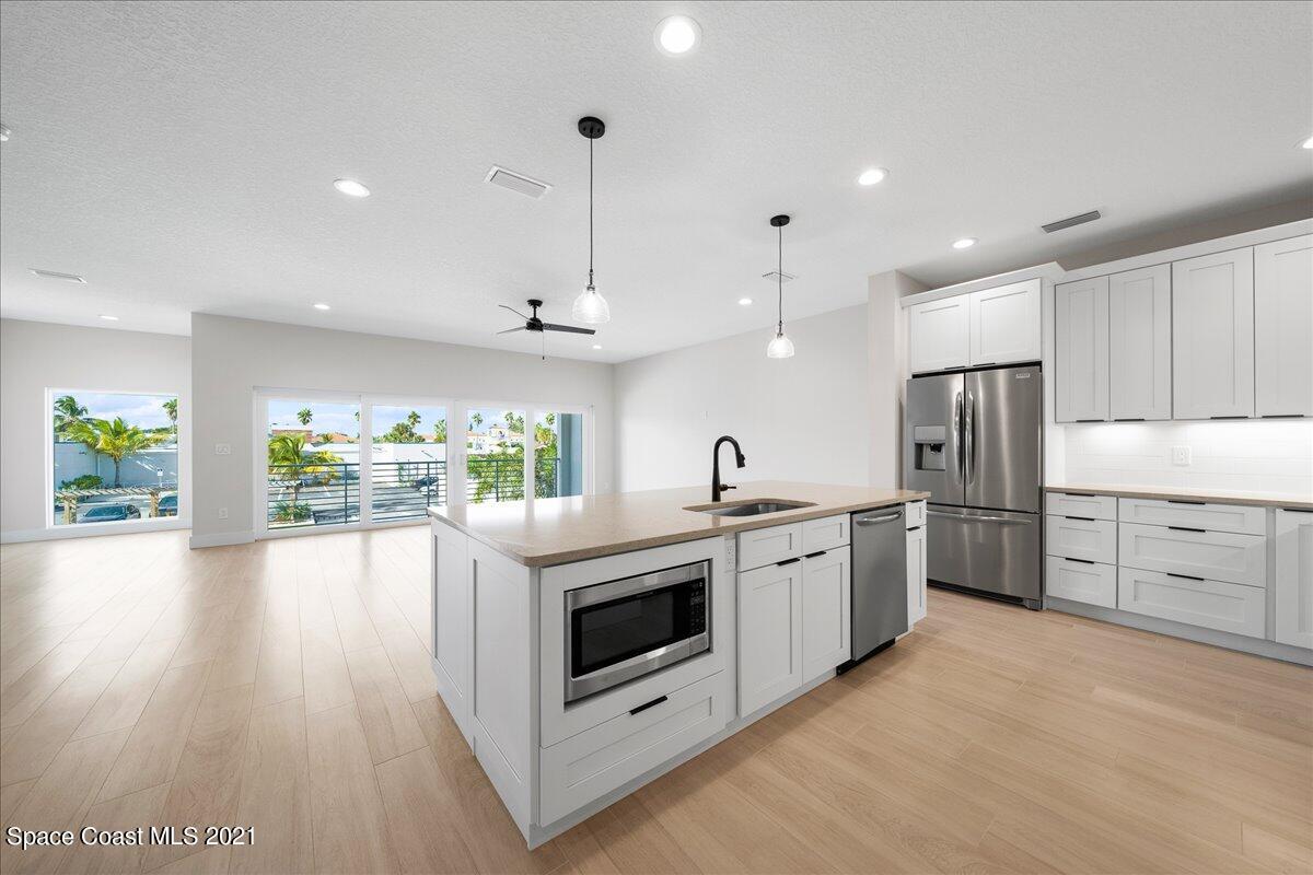 225 6th Avenue