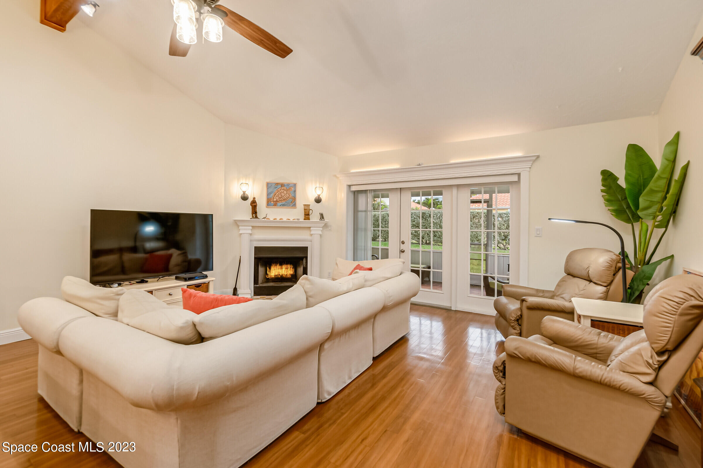 101 La Costa Street, B8