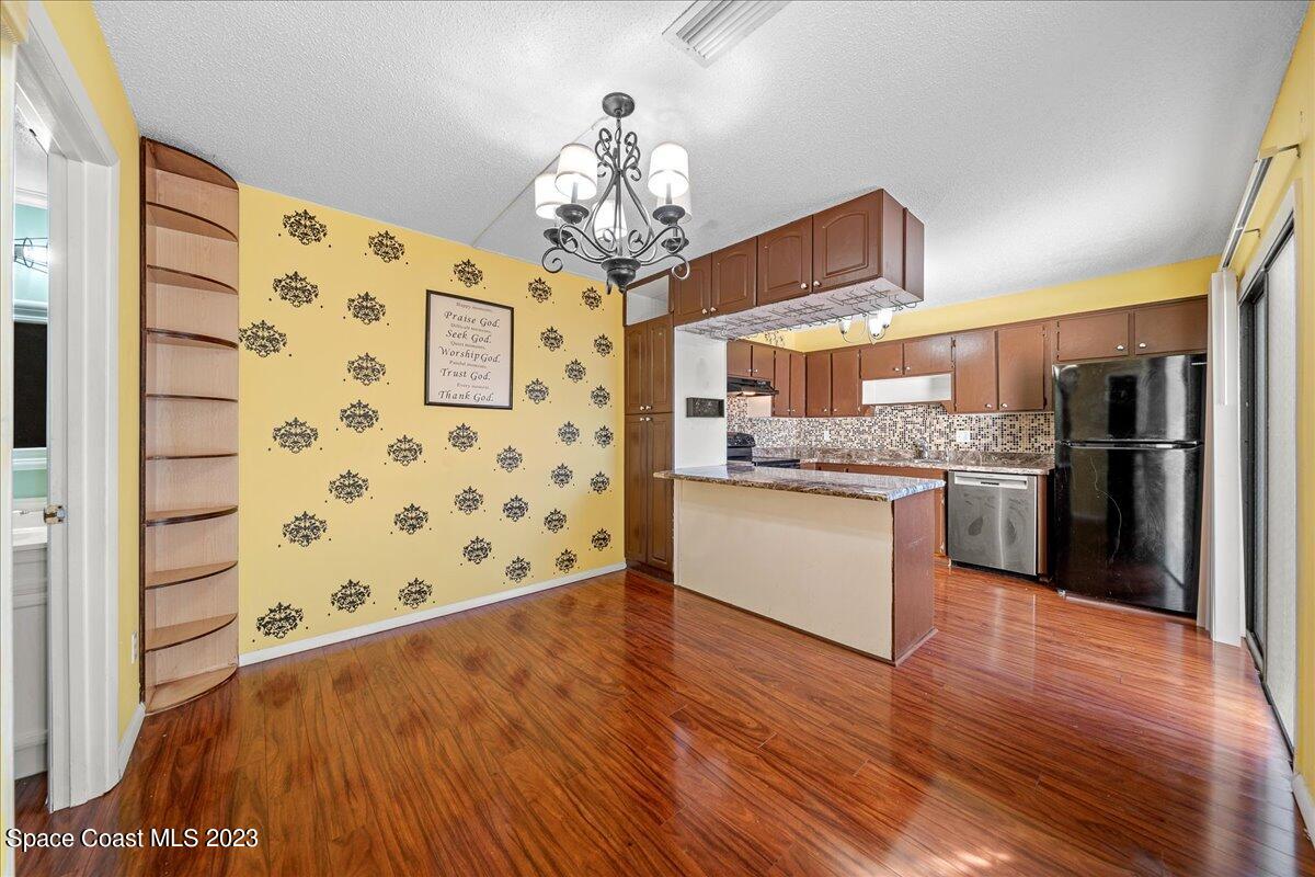 2012 Vista Oaks Circle NE